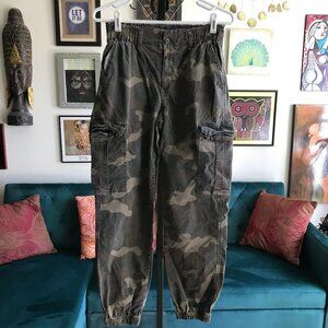 AMERICAN EAGLE size 4 reg Green Camo Camouflage Cargo Joggers Pants